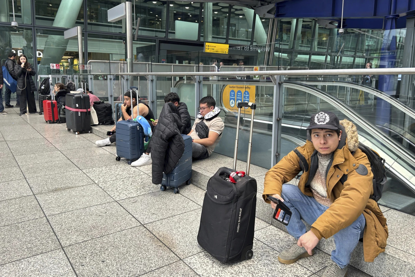 Ban đầu các nhà quản lý chỉ dự định đóng cửa sân bay Heathrow đến 23h59 ngày 21/3 nhưng đến hiện tại họ không biết khi nào sân bay sẽ có điện trở lại, việc đóng cửa có thể sẽ kéo dài hơn. Ảnh: AP.