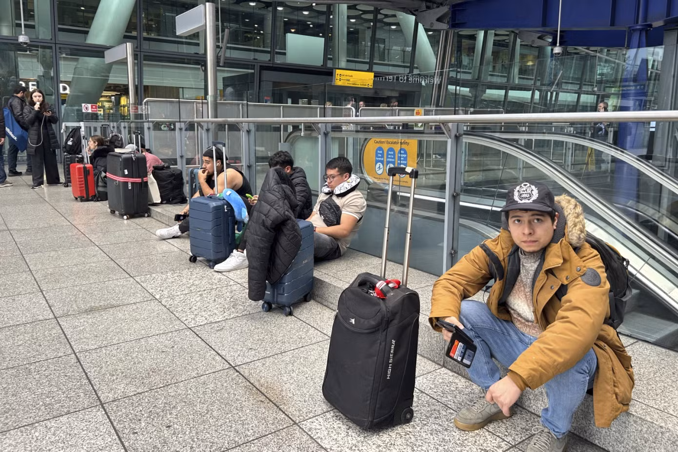 Sân bay Heathrow đóng cửa khiến giá cổ phiếu của các hãng hàng không châu Âu giảm mạnh trong phiên giao dịch đầu ngày 21/3. Ảnh: AP.