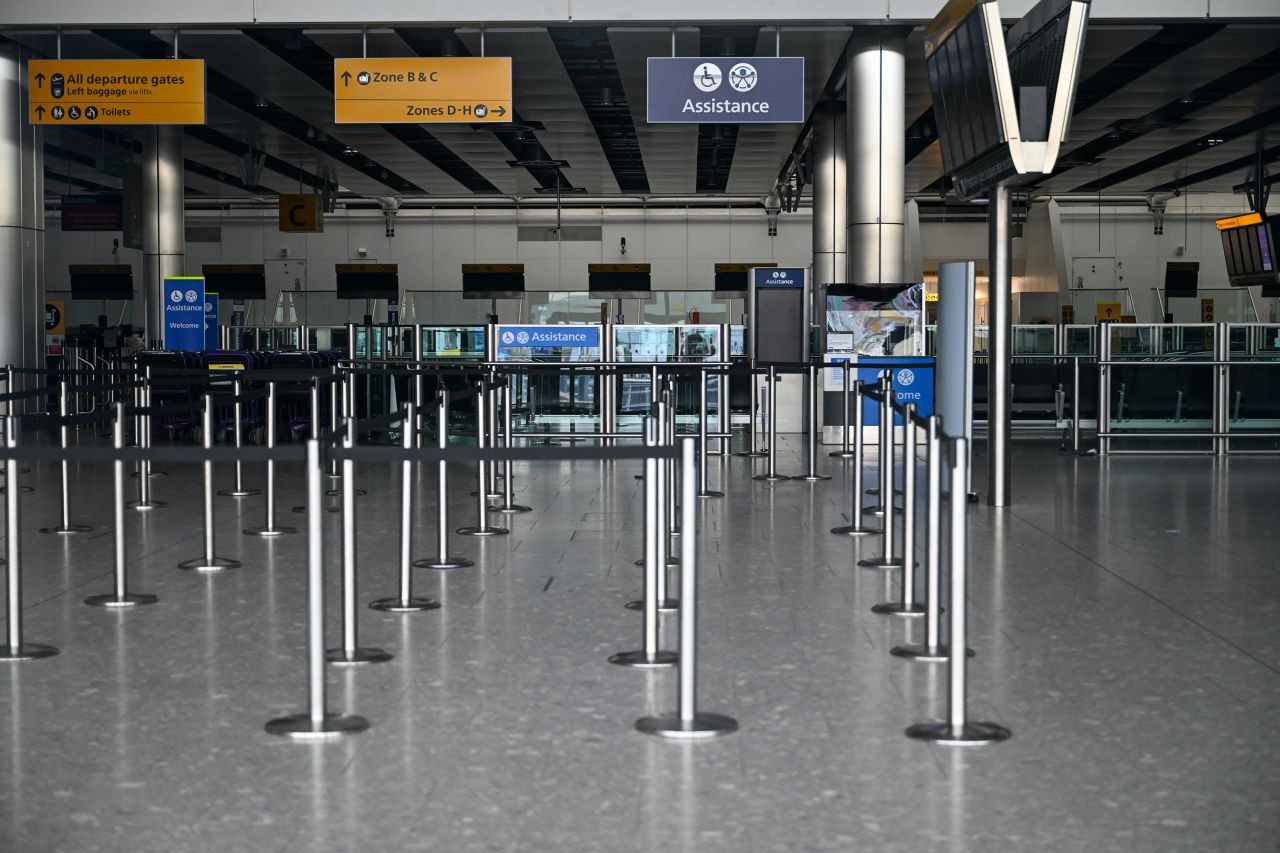 Các quầy làm thủ tục tại nhà ga 4 ở sân bay Heathrow không một bóng người. Ảnh: Getty.