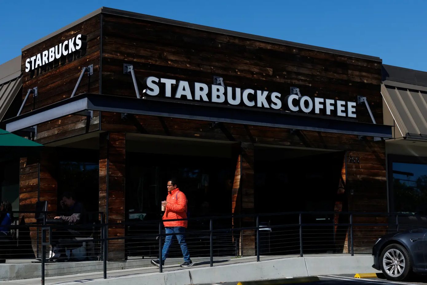 Starbucks cho biết họ thông cảm với nam tài xế nhưng có kế hoạch kháng cáo vì mức bồi thường 50 triệu USD là quá cao. Ảnh: Reuters. Starbucks cho biết họ thông cảm với nam tài xế nhưng có kế hoạch kháng cáo vì mức bồi thường 50 triệu USD là quá cao. Ảnh: Reuters.
