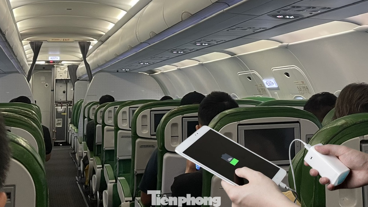 Tuyệt đối không được dùng pin dự phòng để sạc các thiết bị cá nhân trong chuyến bay. Ảnh minh họa: Lộc Liên. Tuyệt đối không được dùng pin dự phòng để sạc các thiết bị cá nhân trong chuyến bay. Ảnh minh họa: Lộc Liên.
