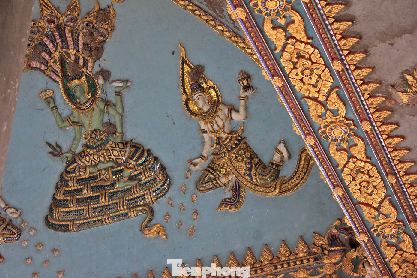 Các mái vòm của Patuxay được trang trí hình tượng Kinari - nửa người phụ nữ và nửa chim - là những phù điêu mô tả trường ca Rama và các toà tháp mang đậm phong cách của người Lào. Các mái vòm của Patuxay được trang trí hình tượng Kinari - nửa người phụ nữ và nửa chim - là những phù điêu mô tả trường ca Rama và các toà tháp mang đậm phong cách của người Lào.