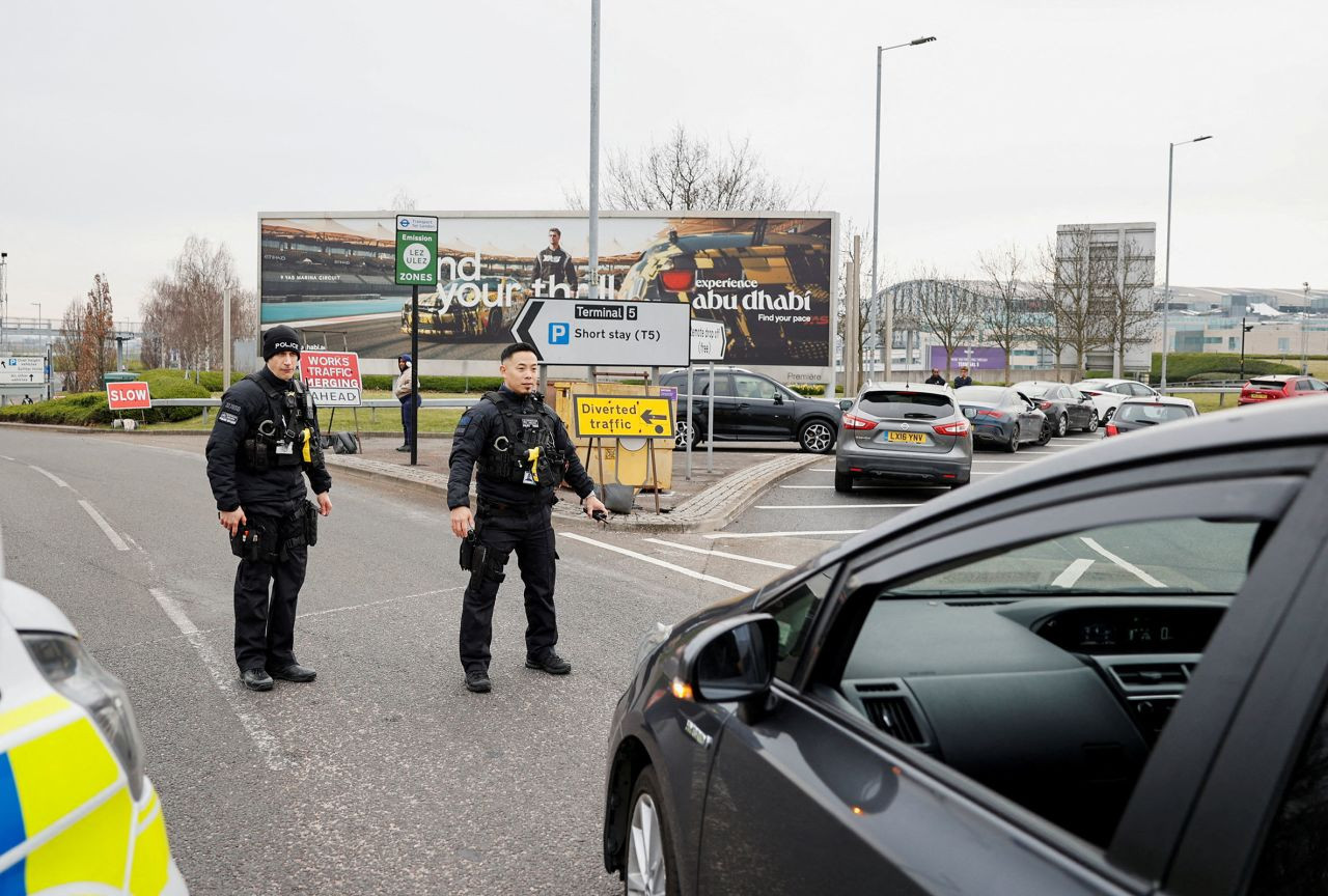 Cảnh sát hướng dẫn giao thông bên ngoài nhà ga số 5 tại sân bay Heathrow sau sự cố mất điện khiến sân bay đóng cửa. Ảnh: Reuters.