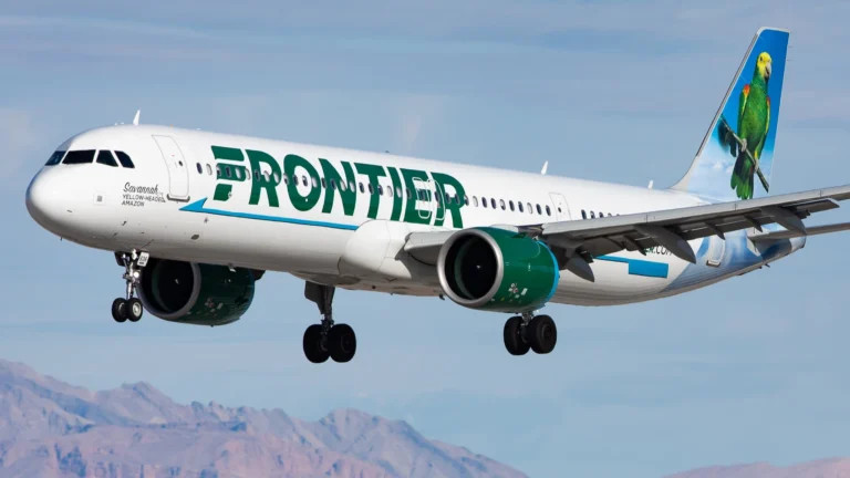 Chuyến bay của Frontier Airlines phải hạ cánh khẩn cấp vì hành khách bật lửa trên máy bay. Ảnh: Clément Alloing.