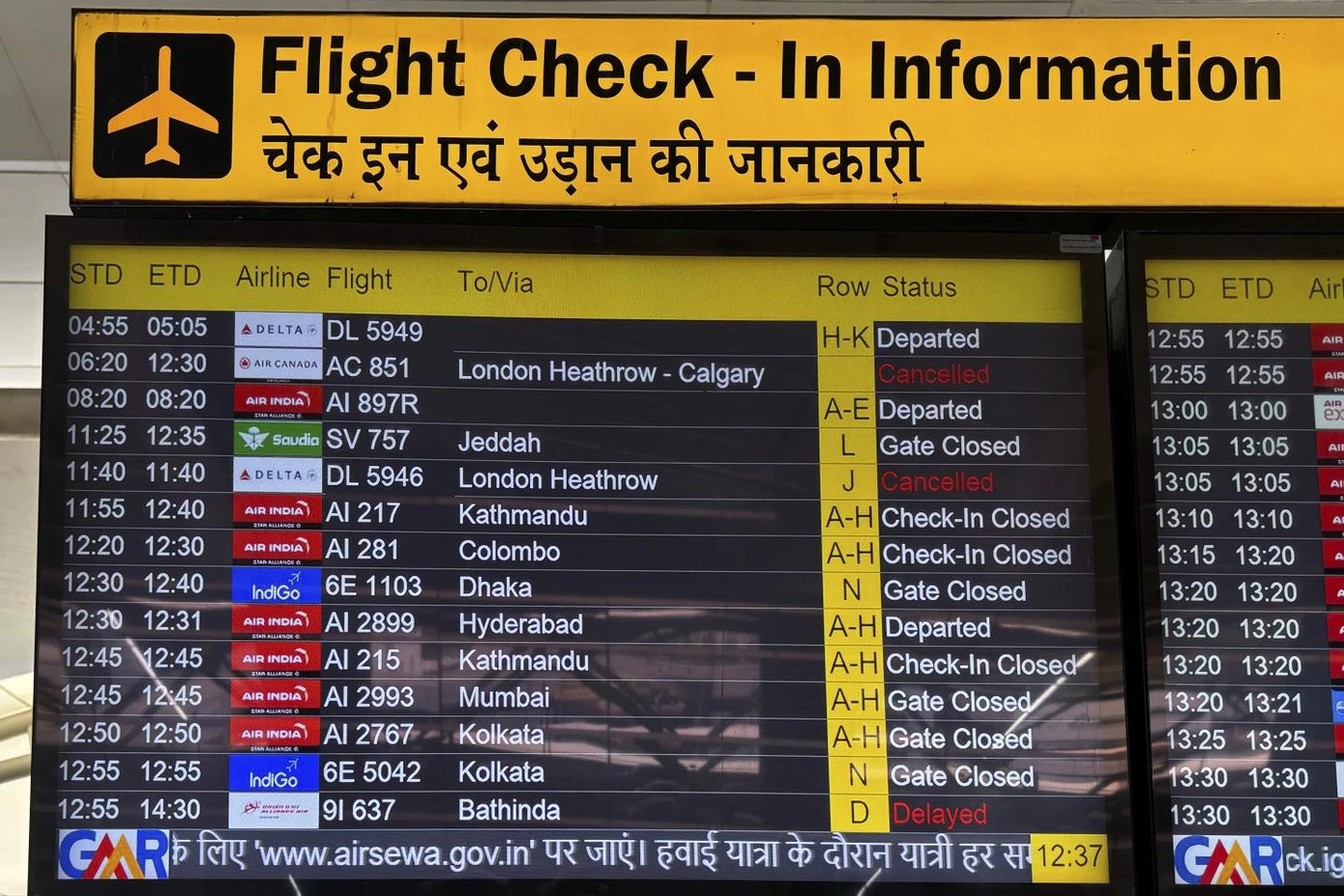 Bảng khởi hành hiển thị chuyến bay TP8418 của Hãng hàng không Air Portugal đến sân bay Heathrow bị hủy tại sân bay Changi ở Singapore ngày 21/3 (ảnh trái) và sân bay quốc tế Indira Gandhi ở New Delhi (Ấn Độ). Ảnh Getty, AP.