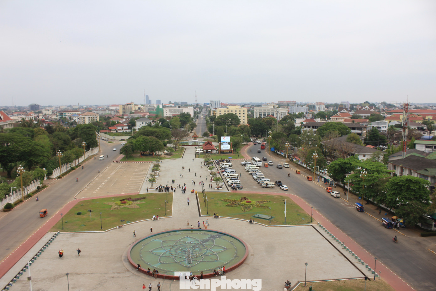 Trên tầng cao nhất của Patuxay, du khách sẽ được chiêm ngưỡng không gian rộng lớn khi thấy được cả Pha Thut Luang, tòa thị chính thành phố, khu chợ Sáng... và đây được coi là một trong những tọa độ ngắm cảnh tuyệt đẹp ở Thủ đô của Lào. Trên tầng cao nhất của Patuxay, du khách sẽ được chiêm ngưỡng không gian rộng lớn khi thấy được cả Pha Thut Luang, tòa thị chính thành phố, khu chợ Sáng... và đây được coi là một trong những tọa độ ngắm cảnh tuyệt đẹp ở Thủ đô của Lào.