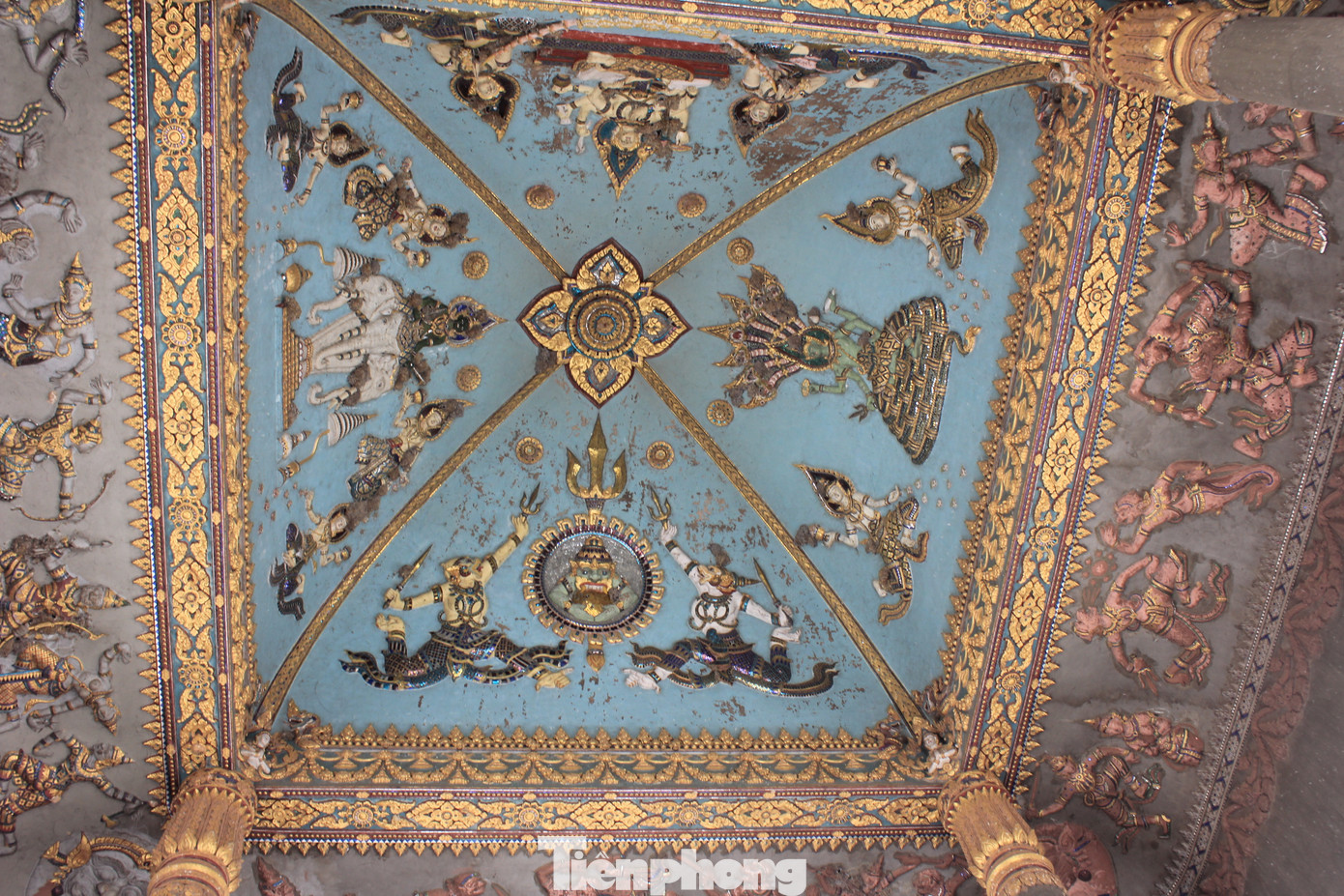 Các mái vòm của Patuxay được trang trí hình tượng Kinari - nửa người phụ nữ và nửa chim - là những phù điêu mô tả trường ca Rama và các toà tháp mang đậm phong cách của người Lào. Các mái vòm của Patuxay được trang trí hình tượng Kinari - nửa người phụ nữ và nửa chim - là những phù điêu mô tả trường ca Rama và các toà tháp mang đậm phong cách của người Lào.