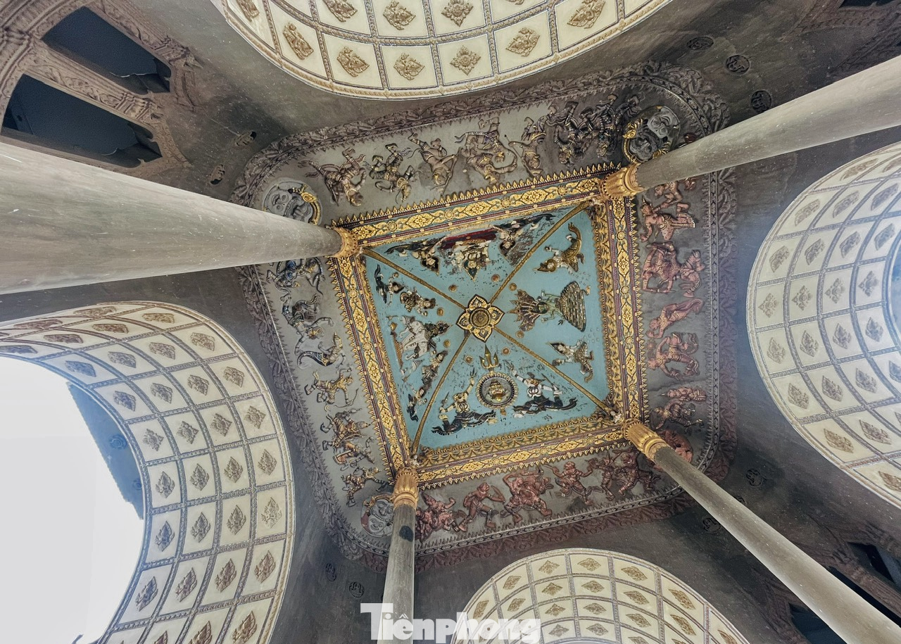 Các mái vòm của Patuxay được trang trí hình tượng Kinari - nửa người phụ nữ và nửa chim - là những phù điêu mô tả trường ca Rama và các toà tháp mang đậm phong cách của người Lào. Các mái vòm của Patuxay được trang trí hình tượng Kinari - nửa người phụ nữ và nửa chim - là những phù điêu mô tả trường ca Rama và các toà tháp mang đậm phong cách của người Lào.