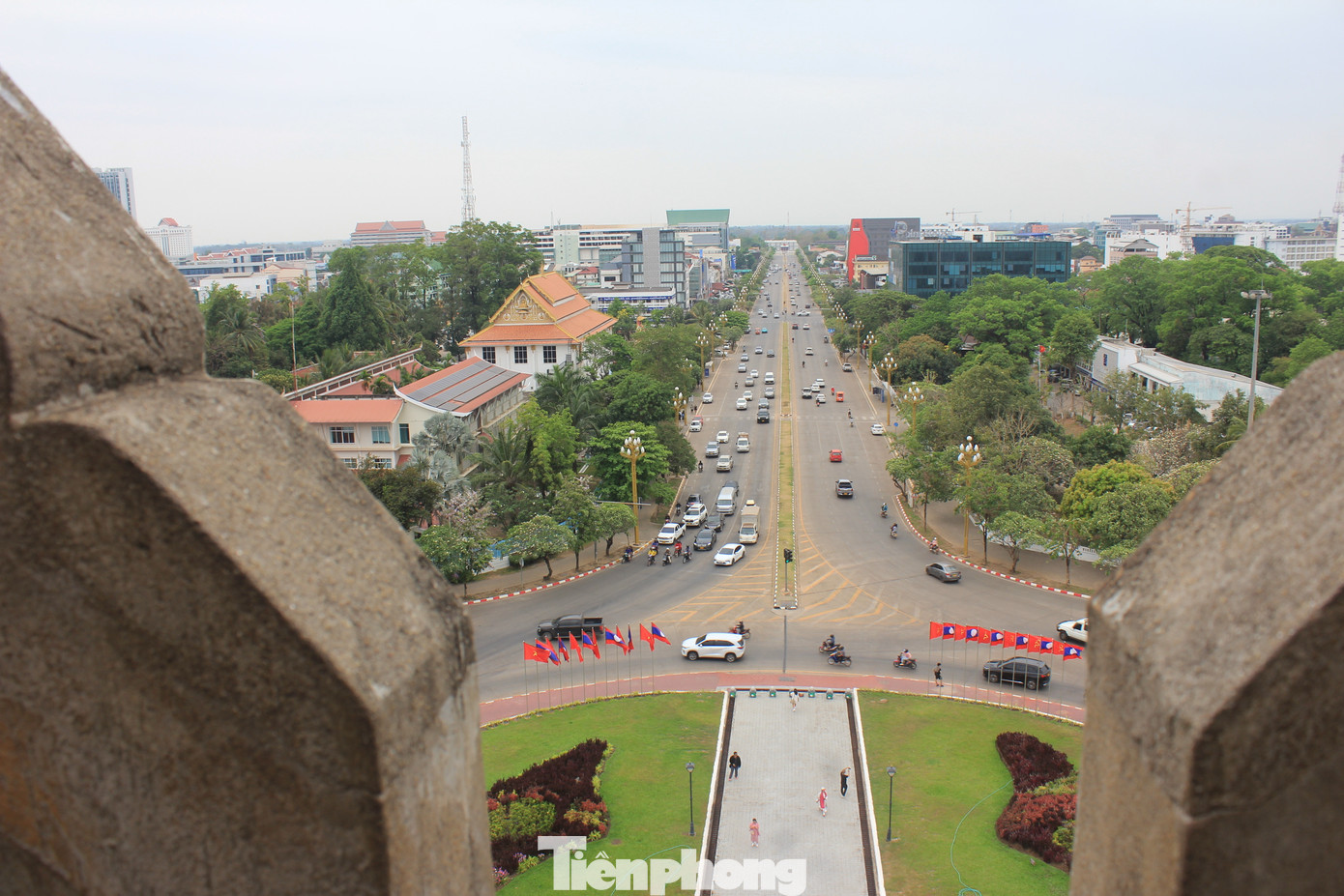Trên tầng cao nhất của Patuxay, du khách sẽ được chiêm ngưỡng không gian rộng lớn khi thấy được cả Pha Thut Luang, tòa thị chính thành phố, khu chợ Sáng... và đây được coi là một trong những tọa độ ngắm cảnh tuyệt đẹp ở Thủ đô của Lào. Trên tầng cao nhất của Patuxay, du khách sẽ được chiêm ngưỡng không gian rộng lớn khi thấy được cả Pha Thut Luang, tòa thị chính thành phố, khu chợ Sáng... và đây được coi là một trong những tọa độ ngắm cảnh tuyệt đẹp ở Thủ đô của Lào.