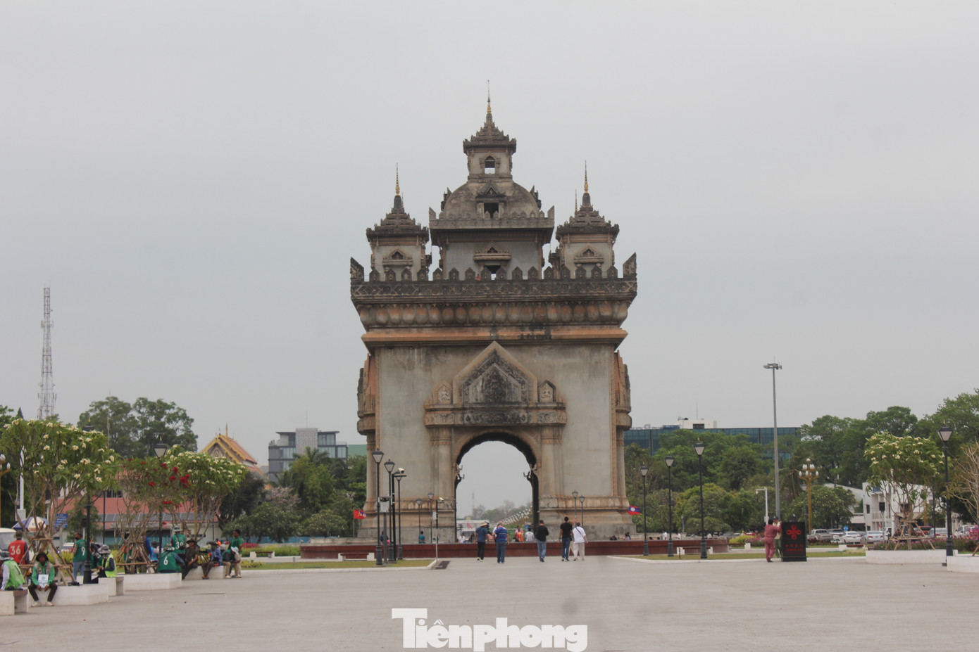 Patuxay nằm ở cuối đại lộ Lan Xang (Lạng Xạn) hay đại lộ Thanon Luang về phía đông bắc Thủ đô Viêng Chăn, là địa điểm mà bất kỳ du khách nào đến Lào cũng thường ghé thăm. Patuxay nằm ở cuối đại lộ Lan Xang (Lạng Xạn) hay đại lộ Thanon Luang về phía đông bắc Thủ đô Viêng Chăn, là địa điểm mà bất kỳ du khách nào đến Lào cũng thường ghé thăm.