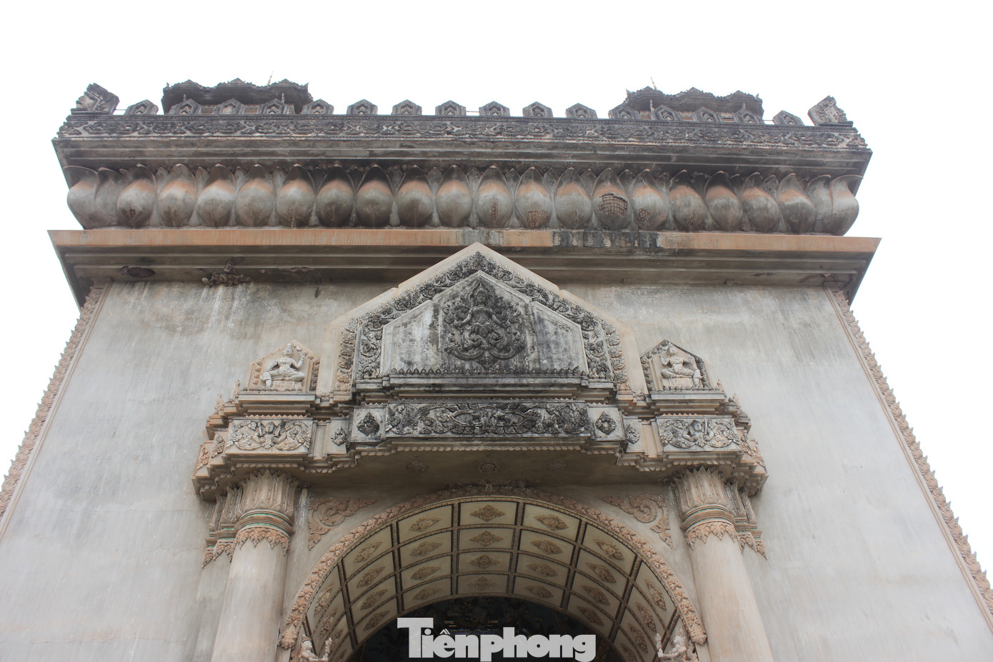 Bốn mặt của Patuxai đều được xây dựng dạng mái vòm lớn lấy cảm hứng từ Khải hoàn môn của Pháp nhưng có hai tầng phụ mang đậm nét đặc trưng văn hóa và kiến trúc Lào. Bốn mặt của Patuxai đều được xây dựng dạng mái vòm lớn lấy cảm hứng từ Khải hoàn môn của Pháp nhưng có hai tầng phụ mang đậm nét đặc trưng văn hóa và kiến trúc Lào.