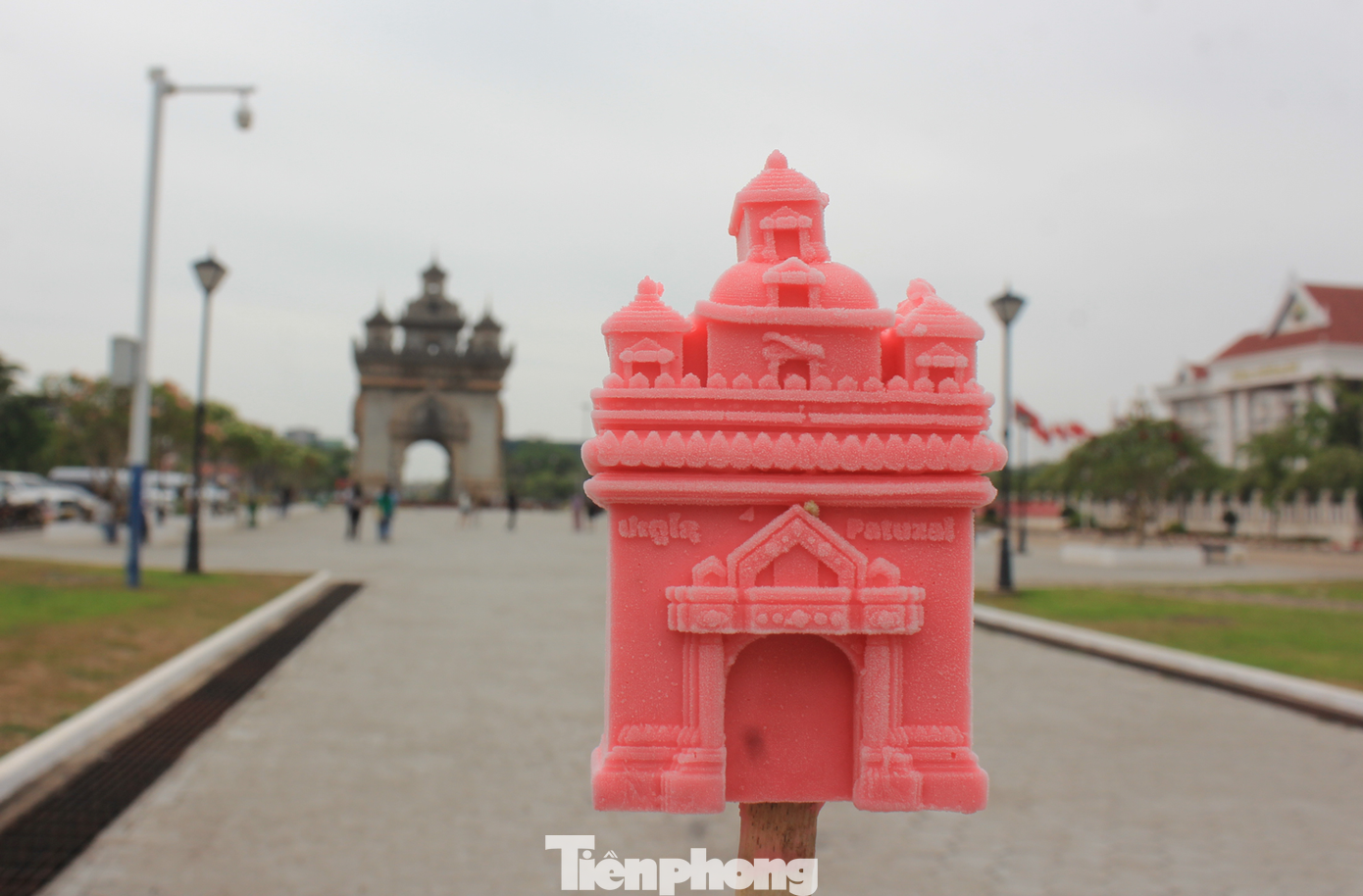 Trên tầng cao nhất của Patuxay, du khách sẽ được chiêm ngưỡng không gian rộng lớn khi thấy được cả Pha Thut Luang, tòa thị chính thành phố, khu chợ Sáng... và đây được coi là một trong những tọa độ ngắm cảnh tuyệt đẹp ở Thủ đô của Lào. Trên tầng cao nhất của Patuxay, du khách sẽ được chiêm ngưỡng không gian rộng lớn khi thấy được cả Pha Thut Luang, tòa thị chính thành phố, khu chợ Sáng... và đây được coi là một trong những tọa độ ngắm cảnh tuyệt đẹp ở Thủ đô của Lào.