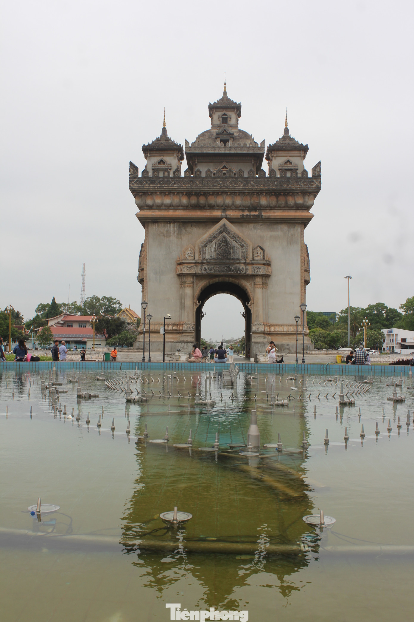 Patuxay được xây dựng theo hình dạng một khối bê tông có 7 tầng và 4 mặt, mỗi mặt cao 55m và rộng 24m. Patuxay được xây dựng theo hình dạng một khối bê tông có 7 tầng và 4 mặt, mỗi mặt cao 55m và rộng 24m.