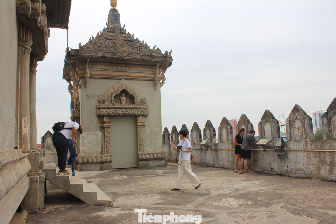 Trên tầng cao nhất của Patuxay, du khách sẽ được chiêm ngưỡng không gian rộng lớn khi thấy được cả Pha Thut Luang, tòa thị chính thành phố, khu chợ Sáng... và đây được coi là một trong những tọa độ ngắm cảnh tuyệt đẹp ở Thủ đô của Lào. Trên tầng cao nhất của Patuxay, du khách sẽ được chiêm ngưỡng không gian rộng lớn khi thấy được cả Pha Thut Luang, tòa thị chính thành phố, khu chợ Sáng... và đây được coi là một trong những tọa độ ngắm cảnh tuyệt đẹp ở Thủ đô của Lào.