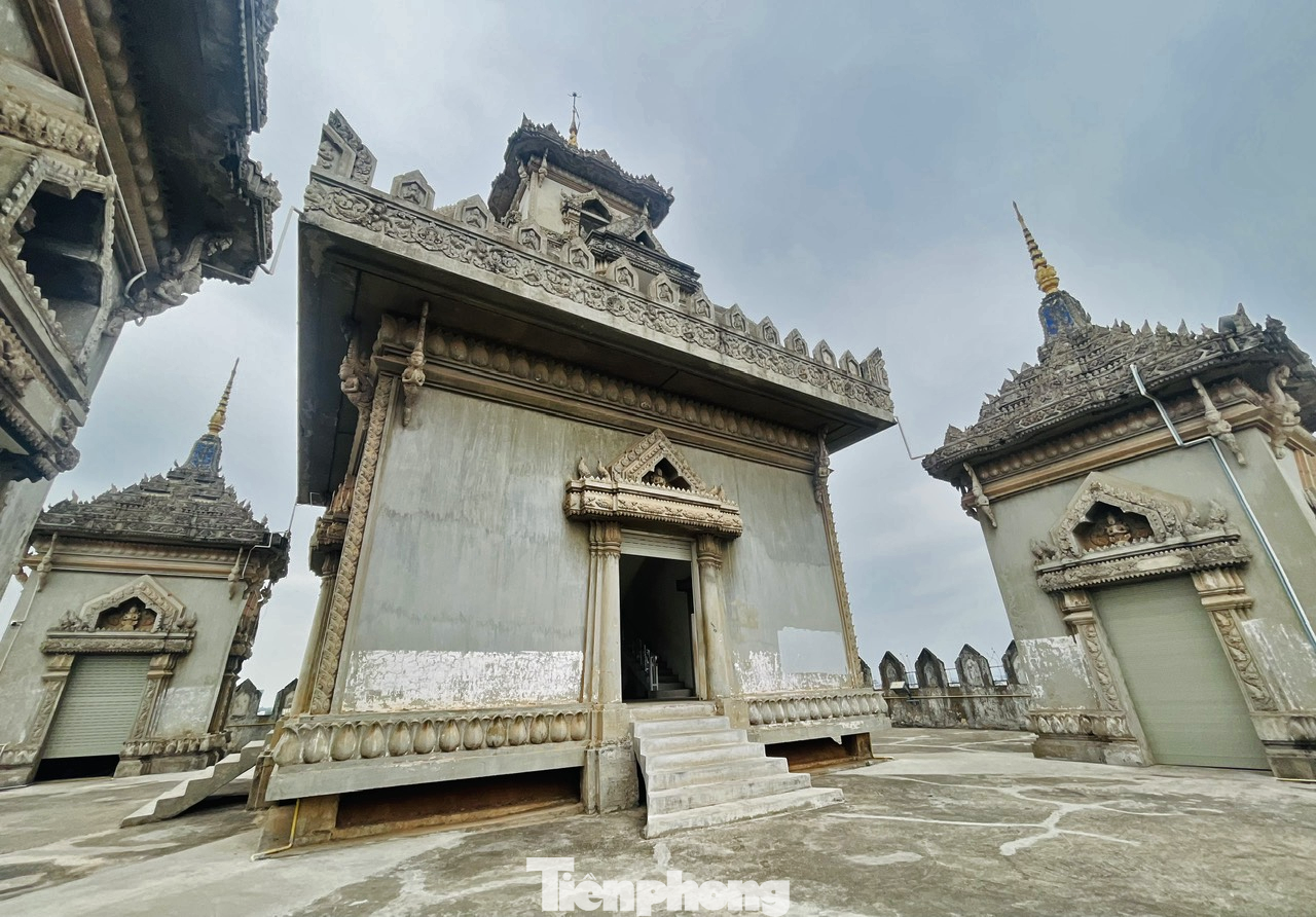 Cho đến nay Patuxay vẫn chưa thực sự hoàn thiện sau nhiều lần xây dựng dang dở do thiếu kinh phí và nhiều lý do khác. Cho đến nay Patuxay vẫn chưa thực sự hoàn thiện sau nhiều lần xây dựng dang dở do thiếu kinh phí và nhiều lý do khác.