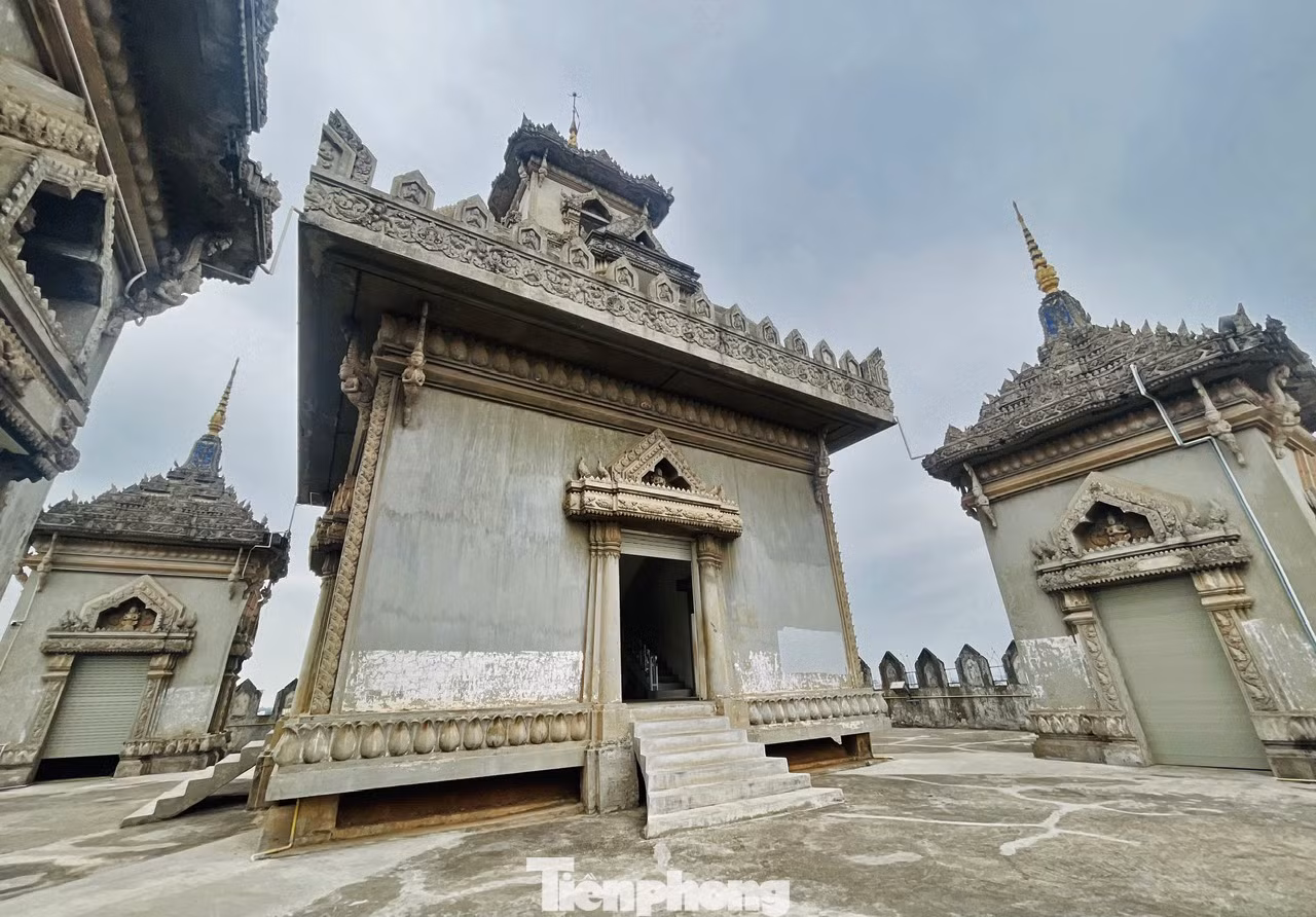 Cho đến nay Patuxay vẫn chưa thực sự hoàn thiện sau nhiều lần xây dựng dang dở do thiếu kinh phí và nhiều lý do khác. Cho đến nay Patuxay vẫn chưa thực sự hoàn thiện sau nhiều lần xây dựng dang dở do thiếu kinh phí và nhiều lý do khác.