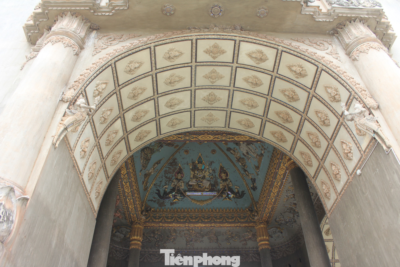 Bốn mặt của Patuxai đều được xây dựng dạng mái vòm lớn lấy cảm hứng từ Khải hoàn môn của Pháp nhưng có hai tầng phụ mang đậm nét đặc trưng văn hóa và kiến trúc Lào. Bốn mặt của Patuxai đều được xây dựng dạng mái vòm lớn lấy cảm hứng từ Khải hoàn môn của Pháp nhưng có hai tầng phụ mang đậm nét đặc trưng văn hóa và kiến trúc Lào.