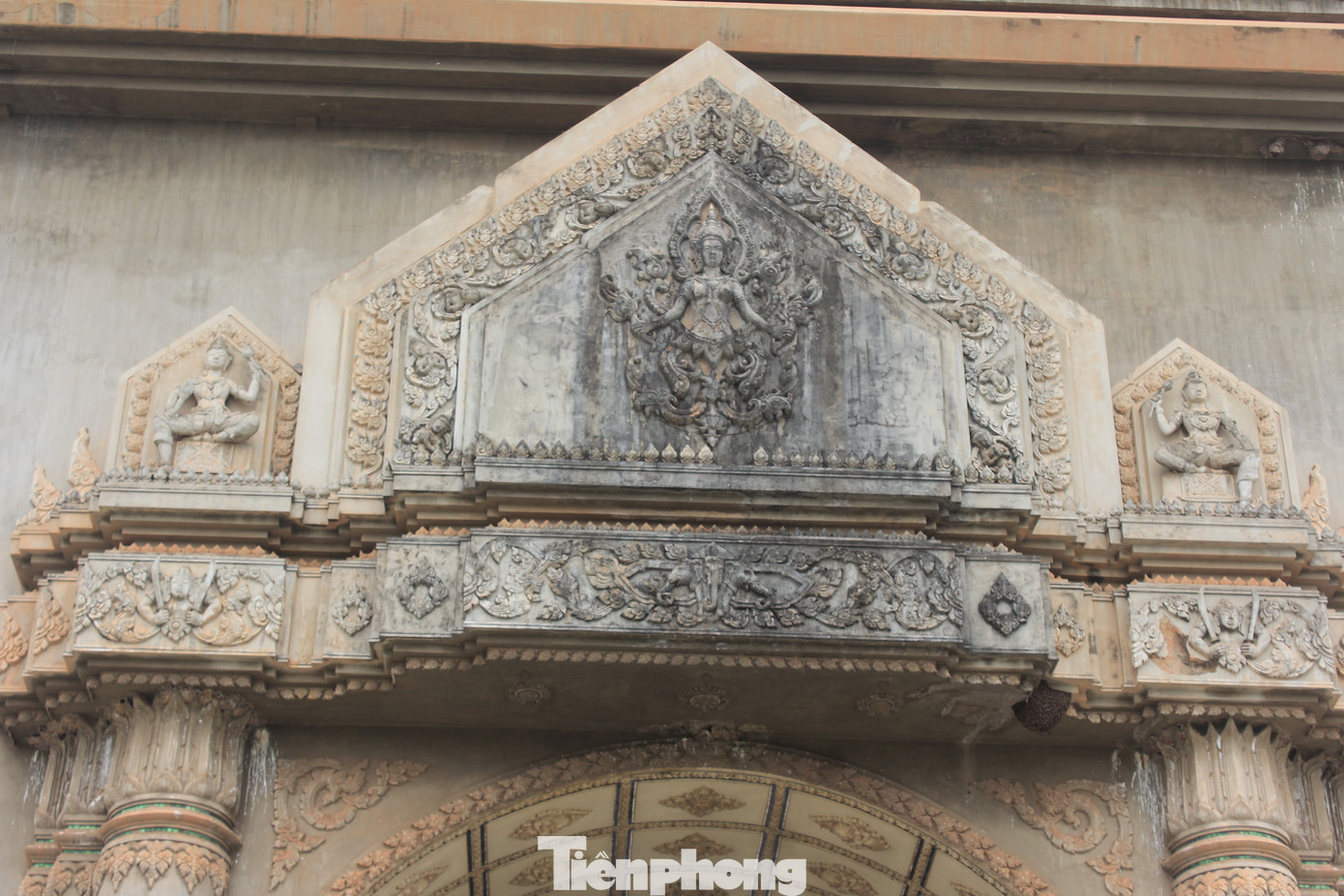 Bốn mặt của Patuxai đều được xây dựng dạng mái vòm lớn lấy cảm hứng từ Khải hoàn môn của Pháp nhưng có hai tầng phụ mang đậm nét đặc trưng văn hóa và kiến trúc Lào. Bốn mặt của Patuxai đều được xây dựng dạng mái vòm lớn lấy cảm hứng từ Khải hoàn môn của Pháp nhưng có hai tầng phụ mang đậm nét đặc trưng văn hóa và kiến trúc Lào.