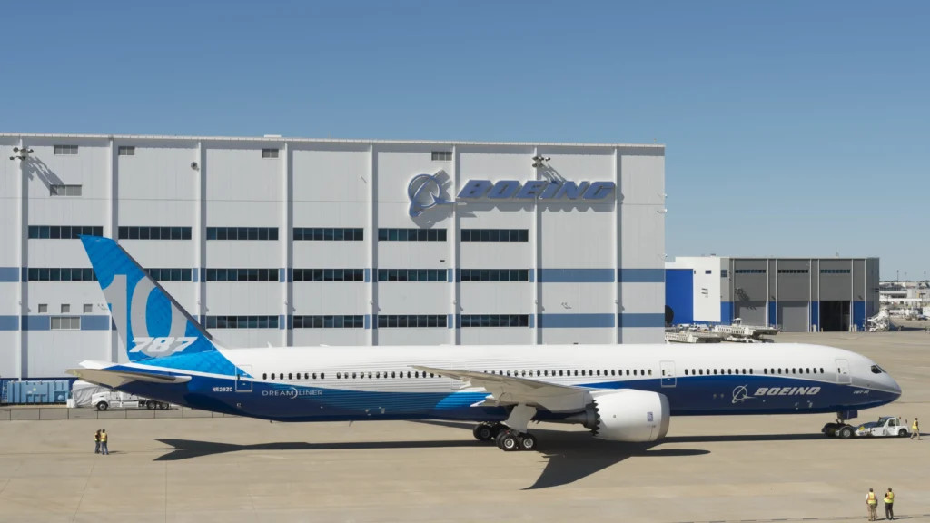 Việc sửa chữa dòng 787 Dreamliner khiến Boeing chậm giao máy bay cho các hãng hàng không, gây nên tình trạng thiếu máy bay trên toàn cầu. Ảnh: Boeing. Việc sửa chữa dòng 787 Dreamliner khiến Boeing chậm giao máy bay cho các hãng hàng không, gây nên tình trạng thiếu máy bay trên toàn cầu. Ảnh: Boeing.