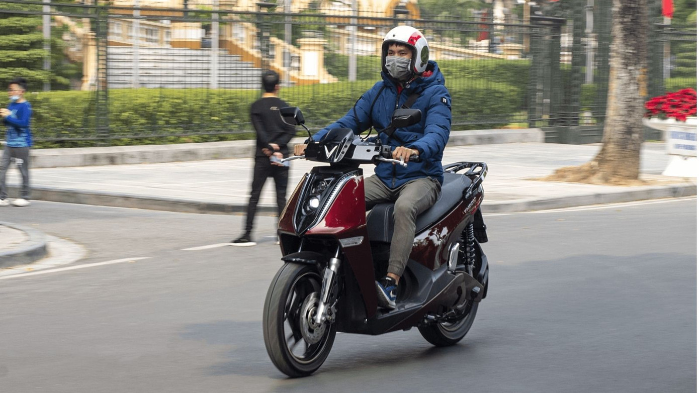 Sau năm 2035, doanh số xe máy điện sẽ vượt qua doanh số bán xe xăng. Ảnh minh họa: VF.