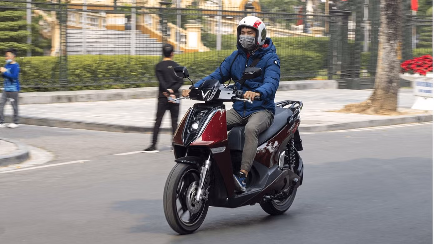 Sau năm 2035, doanh số xe máy điện sẽ vượt qua doanh số bán xe xăng. Ảnh minh họa: VF.