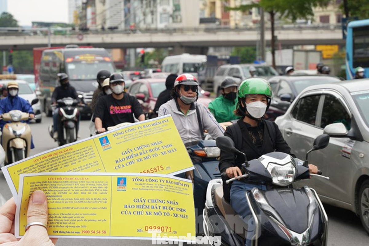 Nếu người đi xe máy không mang theo hoặc không có bảo hiểm xe máy bắt buộc còn hiệu lực thì sẽ bị phạt tiền từ 200.000 - 300.000 đồng. Ảnh: Lộc Liên.