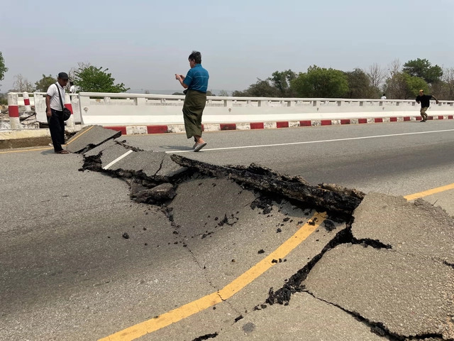 Một cây cầu bị hư hại do động đất trên đường cao tốc Naypyidaw - Yangon ở Myanmar. Ảnh: EPA.