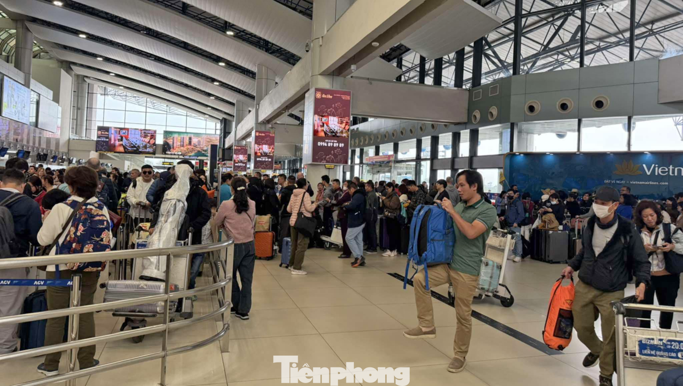 Lượng hành khách đổ về sân bay Nội Bài hôm nay (8/3) tăng cao hơn so với ngày thường.