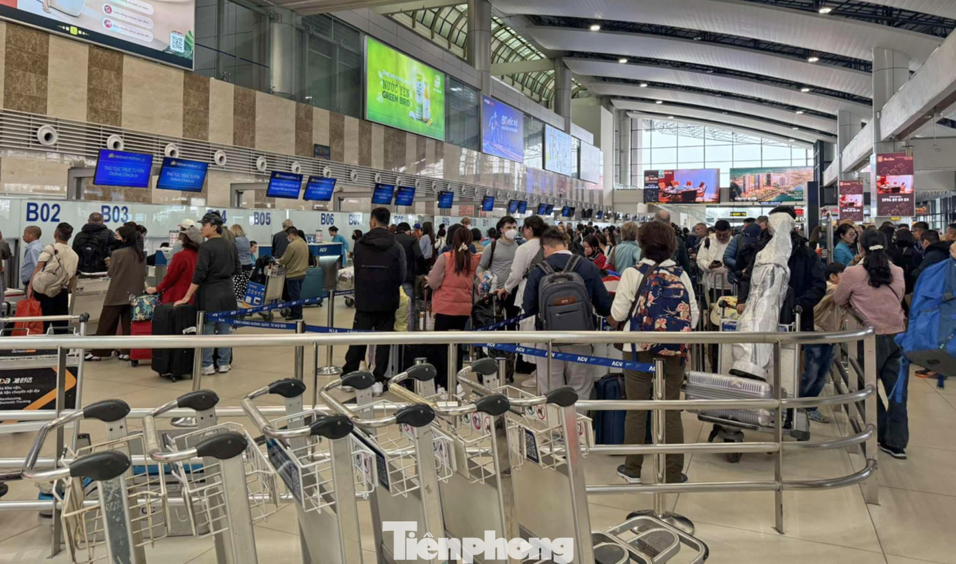 Hình ảnh khu vực check-in tại nhà ga hành khách T1 ở sân bay Nội Bài chiều 8/3.