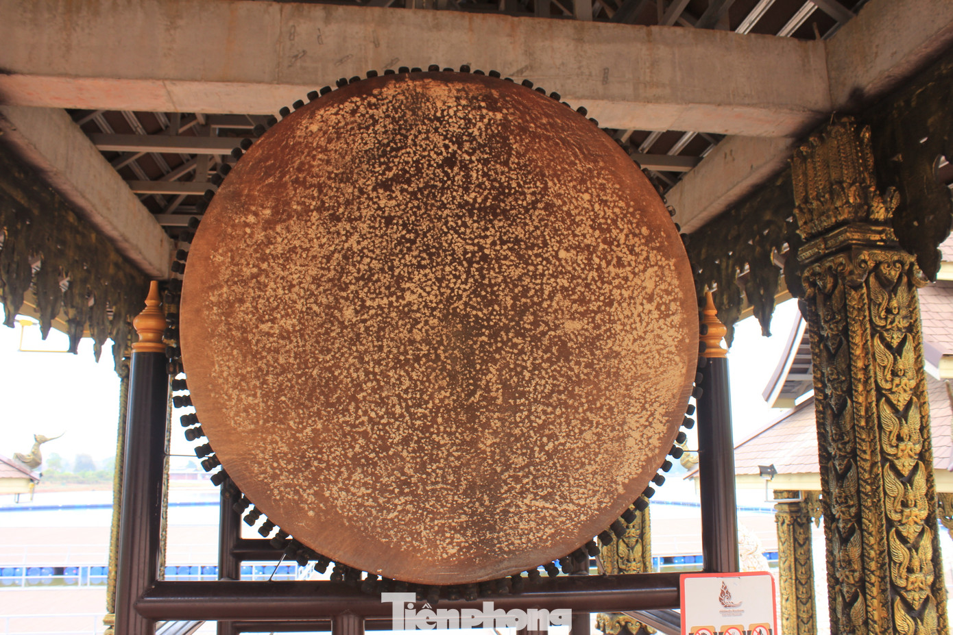 &quot;Bảo tàng trưng bày hơn 10.000 hiện vật, bao gồm các tác phẩm điêu khắc gỗ quý hiếm, đồ mỹ nghệ và nhiều hiện vật cổ giá trị và vẫn đang trong quá trình hoàn thiện&quot;, ông Xaysana nói và nhấn mạnh đây không chỉ là một không gian trưng bày nghệ thuật mà còn là nơi lưu giữ và tôn vinh tinh hoa văn hóa Lào.