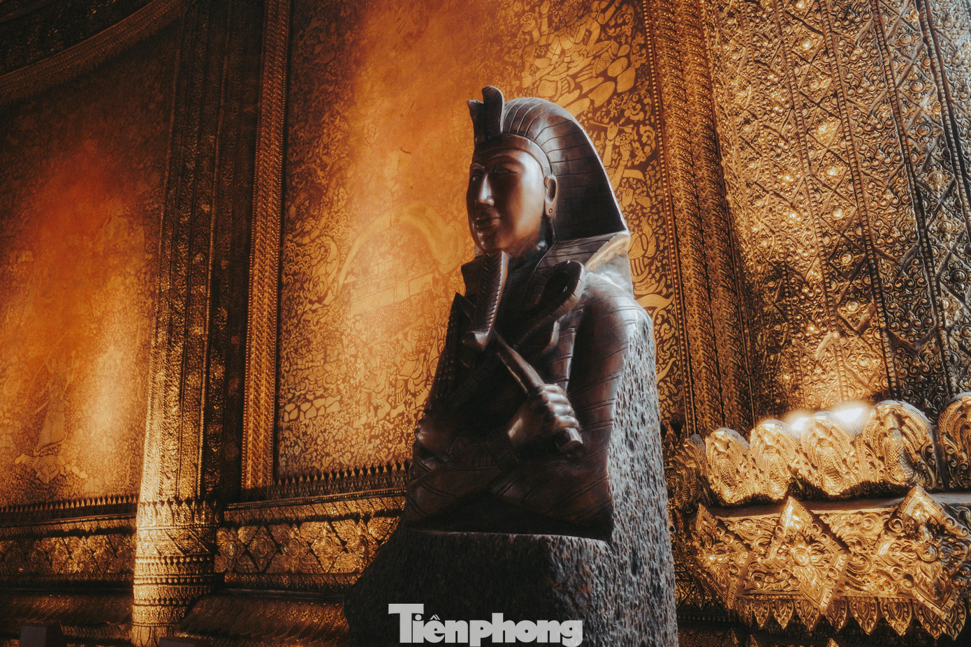 &quot;Bảo tàng trưng bày hơn 10.000 hiện vật, bao gồm các tác phẩm điêu khắc gỗ quý hiếm, đồ mỹ nghệ và nhiều hiện vật cổ giá trị và vẫn đang trong quá trình hoàn thiện&quot;, ông Xaysana nói và nhấn mạnh đây không chỉ là một không gian trưng bày nghệ thuật mà còn là nơi lưu giữ và tôn vinh tinh hoa văn hóa Lào.