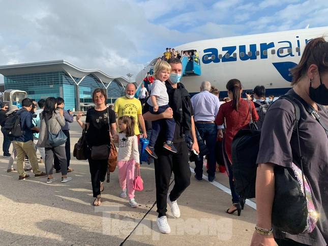 Du khách Nga đến du lịch tại Nha Trang - Khánh Hoà cuối năm 2021. Ảnh: Công Hoan.