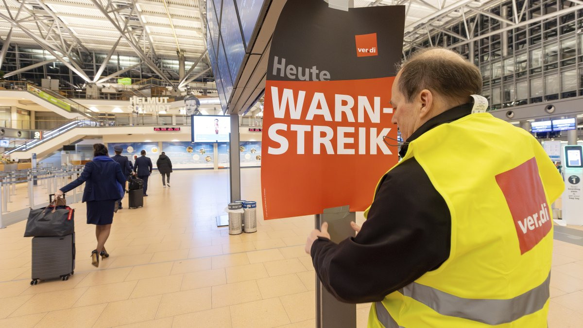 Hãng thông tấn DPA dẫn lời người phát ngôn của Verdi cho biết các cuộc đình công tiếp theo dự kiến sẽ diễn ra trong tuần này tại các cơ sở do chính phủ điều hành. Đồng thời, vòng đàm phán tiền lương tiếp theo giữa Verdi và các nhà tuyển dụng dự kiến diễn ra vào ngày 14/3 tới tại Potsdam - gần Thủ đô Berlin của Đức. Ảnh: AP. Hãng thông tấn DPA dẫn lời người phát ngôn của Verdi cho biết các cuộc đình công tiếp theo dự kiến sẽ diễn ra trong tuần này tại các cơ sở do chính phủ điều hành. Đồng thời, vòng đàm phán tiền lương tiếp theo giữa Verdi và các nhà tuyển dụng dự kiến diễn ra vào ngày 14/3 tới tại Potsdam - gần Thủ đô Berlin của Đức. Ảnh: AP.