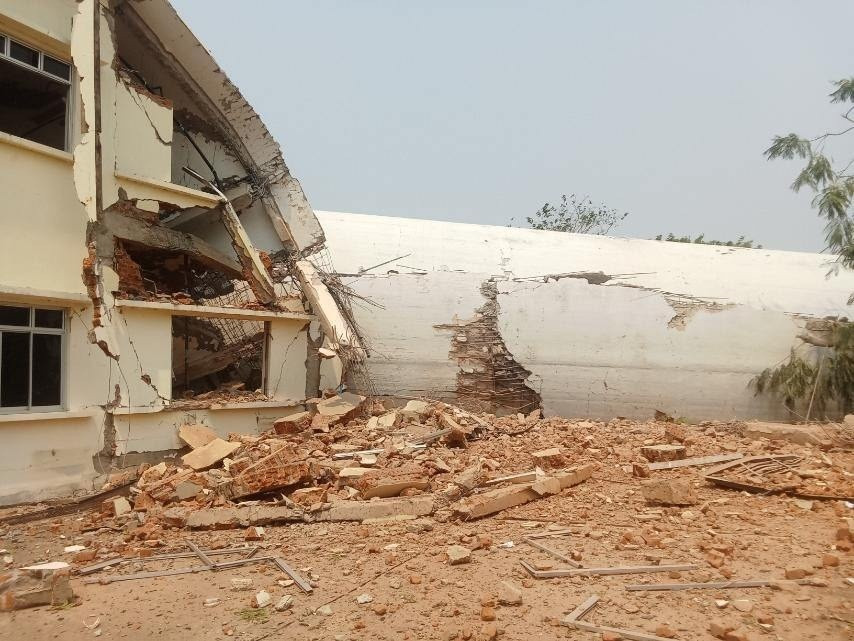 Hình ảnh tháp kiểm soát không lưu ở sân bay Naypyidaw của Myanmar đổ sập do trận động đất khiến cả 5 người làm việc tại đây thiệt mạng. Ảnh: Khit Khit Media.