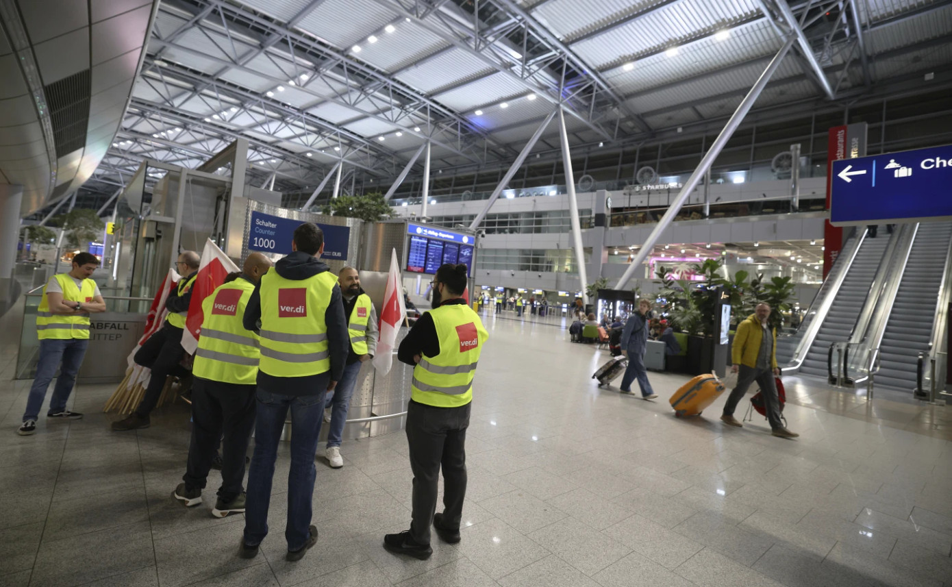 Người phát ngôn của Verdi nói với DW rằng cuộc đình công là cần thiết để yêu cầu tăng lương 8% hoặc tăng ít nhất 350 euro (380 USD) mỗi tháng, cũng như có mức tiền thưởng cao hơn và thời gian nghỉ thêm cho người lao động Đức trong khu vực công các cấp. Tuy nhiên các nhà tuyển dụng đã bác bỏ những yêu cầu này với lí do không đủ khả năng chi trả. Ảnh: AP. Người phát ngôn của Verdi nói với DW rằng cuộc đình công là cần thiết để yêu cầu tăng lương 8% hoặc tăng ít nhất 350 euro (380 USD) mỗi tháng, cũng như có mức tiền thưởng cao hơn và thời gian nghỉ thêm cho người lao động Đức trong khu vực công các cấp. Tuy nhiên các nhà tuyển dụng đã bác bỏ những yêu cầu này với lí do không đủ khả năng chi trả. Ảnh: AP.