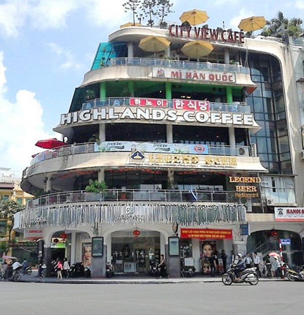 Tòa nhà "Hàm cá mập" năm 2015 (ảnh trái: nguồn An ninh tiền tệ) và hiện tại.