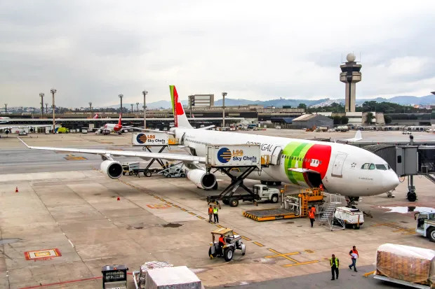 Chuyến bay chở 195 hành khách từ Lisbon đến London của Tap Air buộc phải hạ cánh khẩn cấp sau khi có khói trong khoang máy bay. Ảnh: The Sun. Chuyến bay chở 195 hành khách từ Lisbon đến London của Tap Air buộc phải hạ cánh khẩn cấp sau khi có khói trong khoang máy bay. Ảnh: The Sun.