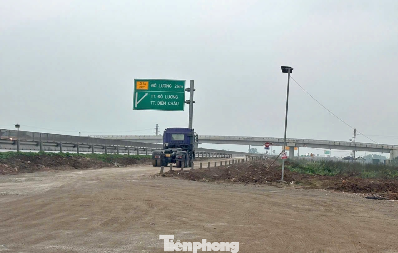 Mặc dù nhiều lần đốc thúc nhưng tiến độ xây trạm dừng nghỉ cao tốc Bắc - Nam vẫn chậm. Ảnh Lộc Liên.