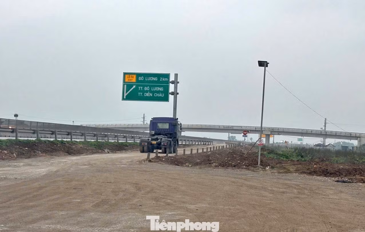 Mặc dù nhiều lần đốc thúc nhưng tiến độ xây trạm dừng nghỉ cao tốc Bắc - Nam vẫn chậm. Ảnh Lộc Liên.