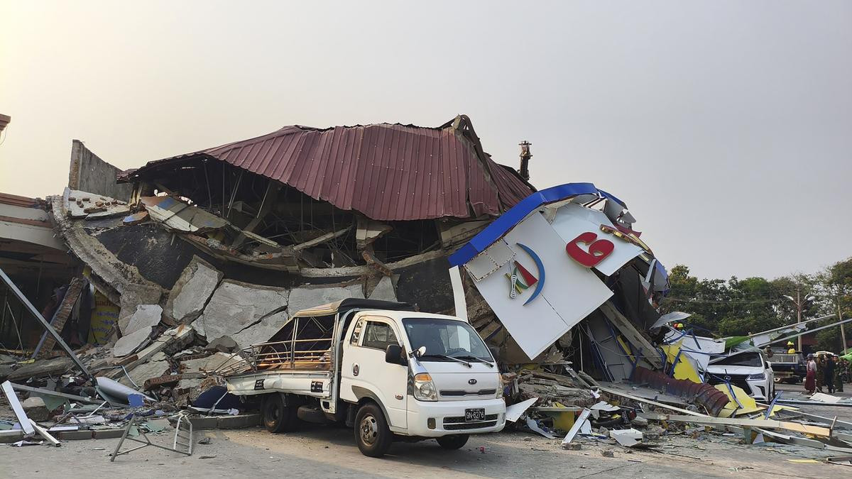 Động đất 7,7 độ vào trưa 28/3 khiến ít nhất hơn 1.000 người Myanmar thiệt mạng. Ảnh: AP. Động đất 7,7 độ vào trưa 28/3 khiến ít nhất hơn 1.000 người Myanmar thiệt mạng. Ảnh: AP.