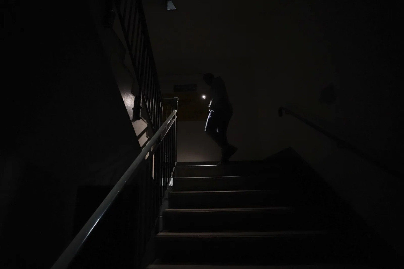 Hình ảnh tối om trong sân bay.