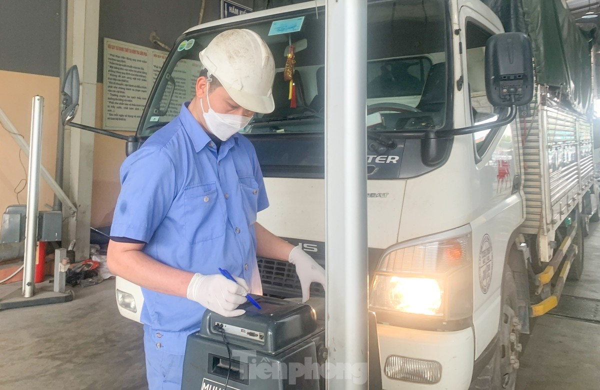 Cơ sở đăng kiểm còn lúng túng trong việc chuẩn bị sẵn sàng dụng cụ đo tốc độ xe và điều kiện về đường thử phanh để kiểm định xe quá khổ, quá tải. Ảnh: Trọng Tài.