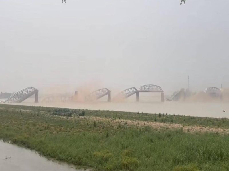 Trận động đất đã khiến cây cầu Old Sagaing nối liền thị trấn Sagaing và thị trấn Old Innwa của Myanmar bị sập một phần. Ảnh: X.