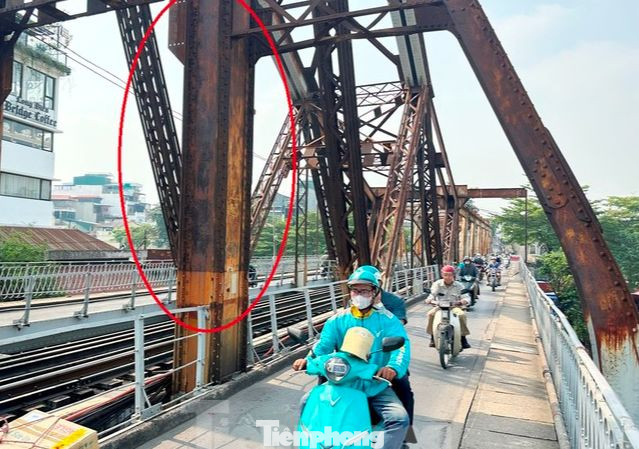 Đơn vị quản lý cầu Long Biên khuyến cáo người dân và du khách không nên tụ tập trên cầu. Đơn vị quản lý cầu Long Biên khuyến cáo người dân và du khách không nên tụ tập trên cầu.