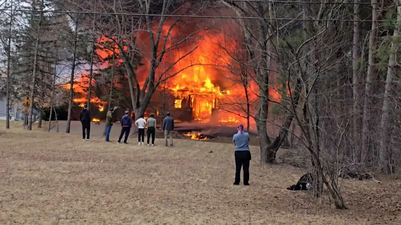 Hiện trường vụ việc máy bay đâm vào nhà dân ở khu dân cư Brooklyn Park bang Minnesota nước Mỹ. Ảnh: Mike Deyo.