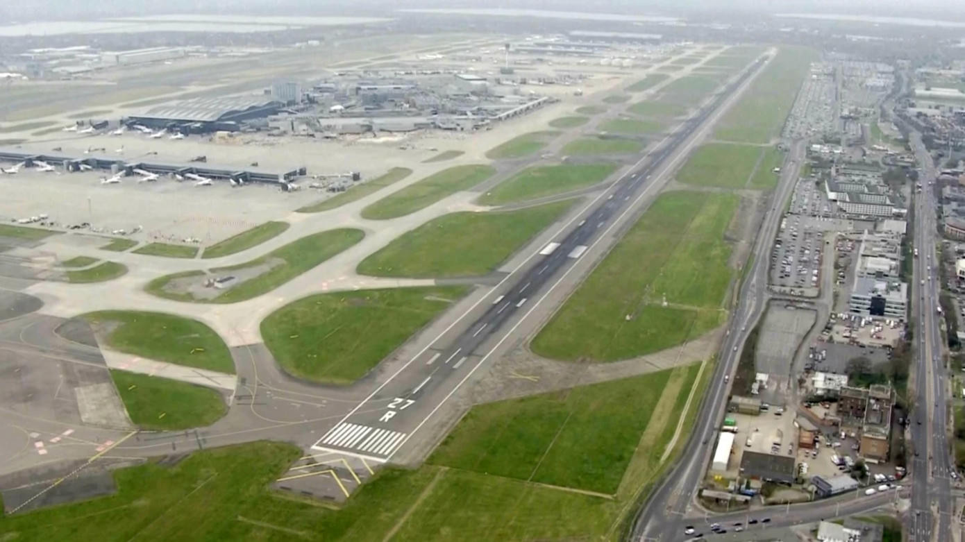 Đường băng sân bay Heathrow vắng tanh - cảnh tượng chưa từng có trong lịch sử. Ảnh: AP.