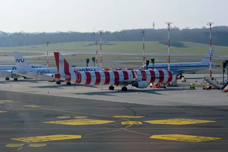 Hãng DW của Đức nhận định nước này đang phải đối mặt với một trong những cuộc khủng hoảng du lịch nghiêm trọng nhất lịch sử, bởi cuộc đình công kéo dài 24 giờ trong hôm nay dự kiến hủy hơn 3.400 chuyến bay và ảnh hưởng đến 510.000 hành khách. Ảnh: AP Hãng DW của Đức nhận định nước này đang phải đối mặt với một trong những cuộc khủng hoảng du lịch nghiêm trọng nhất lịch sử, bởi cuộc đình công kéo dài 24 giờ trong hôm nay dự kiến hủy hơn 3.400 chuyến bay và ảnh hưởng đến 510.000 hành khách. Ảnh: AP