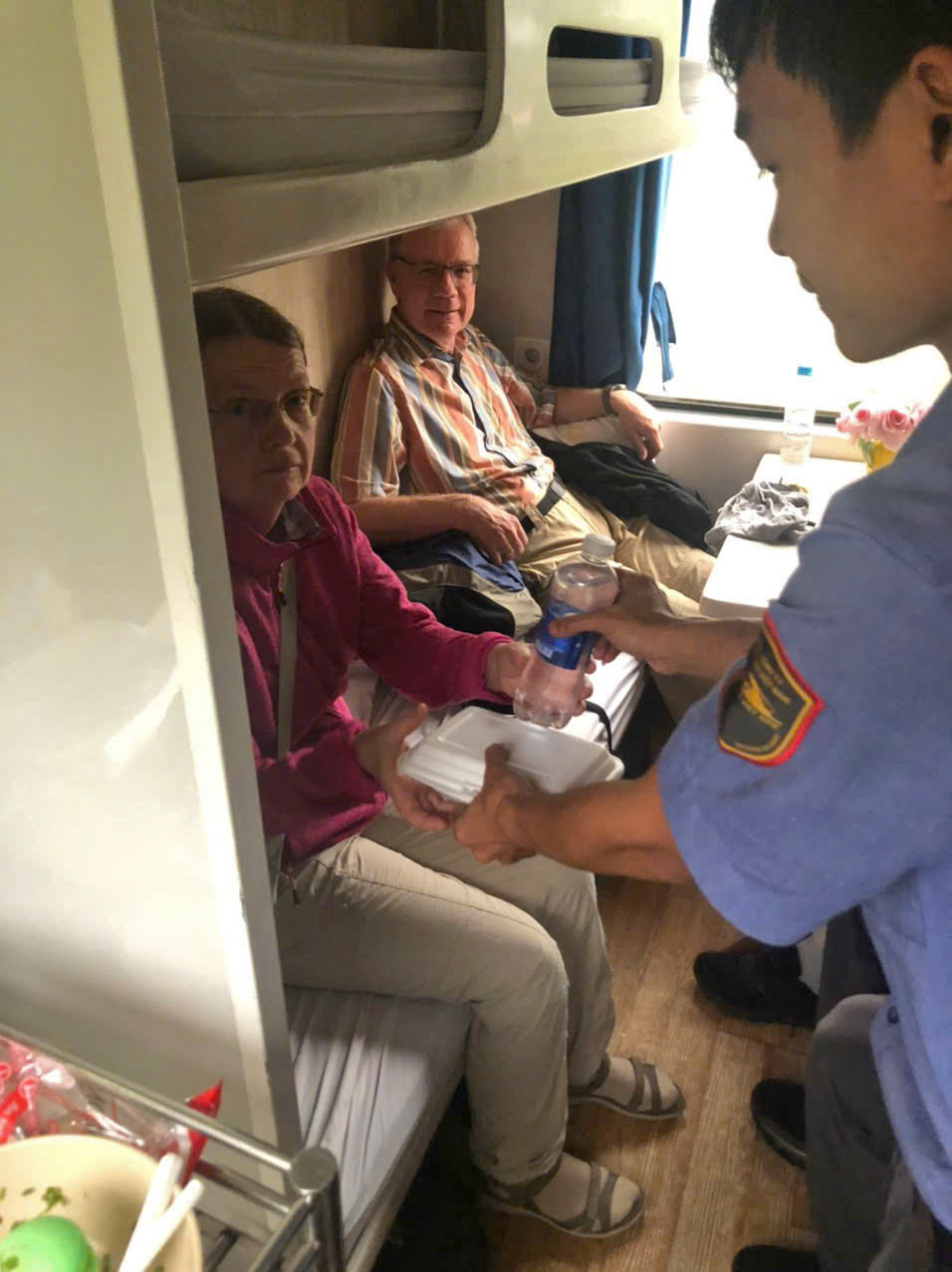 Nhiều du khách bày tỏ sự cảm thông với sự cố va chạm giữa xe tải với tàu hàng khiến đường sắt Bắc – Nam tê liệt trong một ngày.