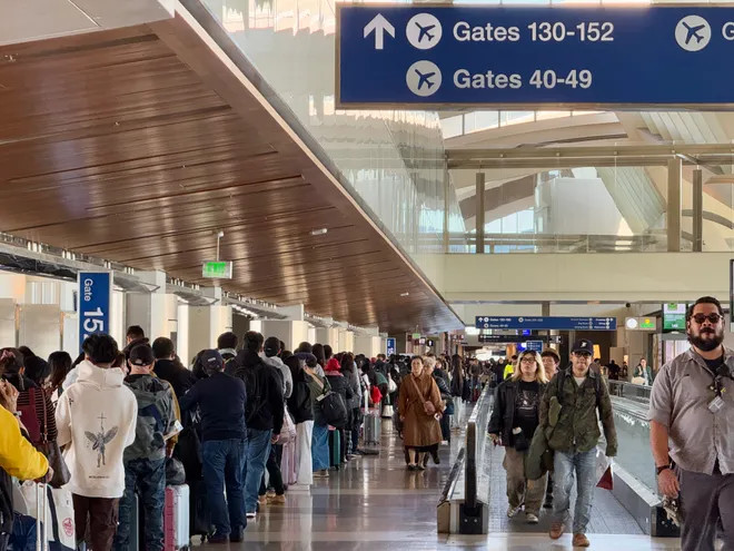 Đối tượng chịu thiệt cuối cùng trong cuộc chiến thương mại là các hành khách đi máy bay vì giá vé có thể tăng cao. Ảnh minh họa: Getty. Đối tượng chịu thiệt cuối cùng trong cuộc chiến thương mại là các hành khách đi máy bay vì giá vé có thể tăng cao. Ảnh minh họa: Getty.