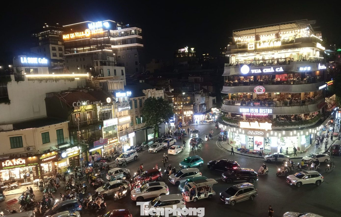 Tòa nhà "Hàm cá mập" là địa điểm kinh doanh đắt đỏ bậc nhất Hà Nội. Ảnh: Lộc Liên.